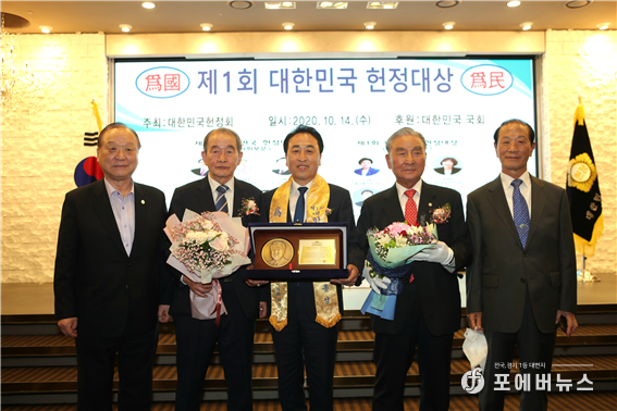 화성시의회 김홍성 의원이 14일 여의도 국민일보빌딩에서 대한민국 헌정대상 자치의회 부문 수상을 기념하고 있다. (사진제공=화성시의회)