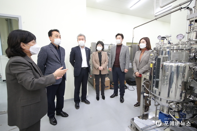 화성시의회 경제환경위원회는 16일 장안면 소재 농업기술센터 신청사를 방문하여 이명자 소장의 농업기술센터 청사 건립 이전에 따른 현안사항을 논의하고 있다. (사진제공=화성시의회)
