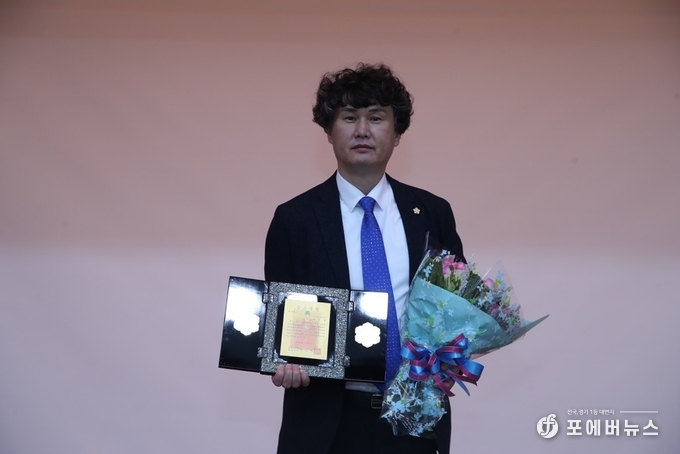 화성시의회 송선영 의원이 화성상공회의소에서 열린 ‘2020년 정조대왕 시상식’에서 의정분야 부문 대상 수상을 기념하고 있다. (사진제공=송선영 의원실)