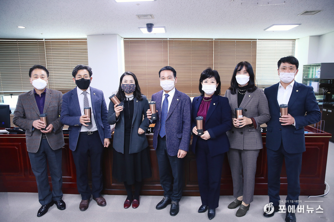 화성시의회 의회운영위원회는 ‘1회용품 없는 회의문화’를 만들기 위해 이면지와 텀블러를 사용하는 등 1회용품 사용절감을 실천을 기념하고 있다. (사진제공=화성시의회)