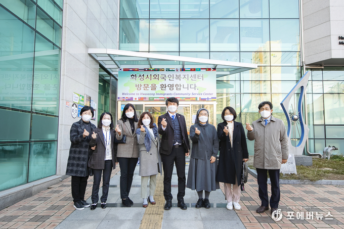 화성시의회 교육복지위원회, 외국인복지센터 현장방문을 기념하고 있다. (사진제공=화성시의회)