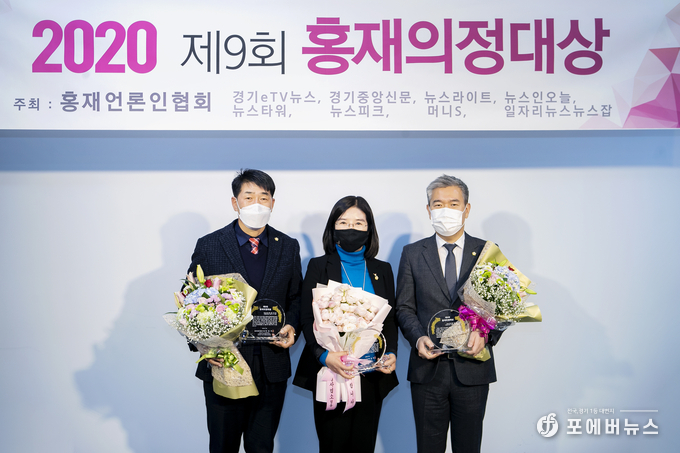화성시의회 배정수, 엄정룡, 조오순 의원은 7일 시의회 대회의실에서 ‘제9회 홍재의정대상’ 수상을 기념하고 있다. (사진제공=화성시의회)