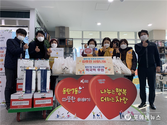 화성시의회 배정수 의원은 22일 동탄7동 적십자봉사회에서 주최한 ‘이웃과 함께하는 따뜻한 사랑나눔’ 행사를 진행하고 있다. (사진제공=화성시의회)