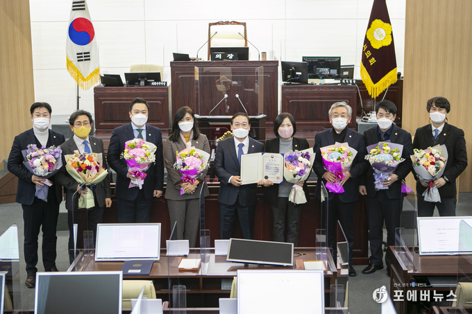 ‘화성시 조례입법 시민참여 지원조례’(대표 박연숙, 김도근, 공영애, 구혁모, 배정수, 이창현, 송선영, 최청환 의원)를 제정한 화성시의회(의장 원유민)가 2020년 우수한 의정활동을 펼친 지방의회로 선정되어 이를 기념하고 있다. (사진제공=화성시의회)