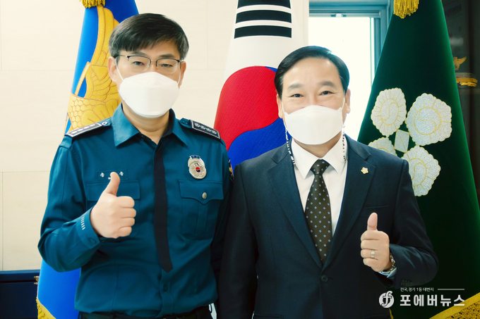 화성시의회는 3일 설 명절을 앞두고 화성동탄경찰서, 화성소방서, 화성서부경찰서를 방문해 위문품 전달을 기념하고 있다. (사진제공=화성시의회)