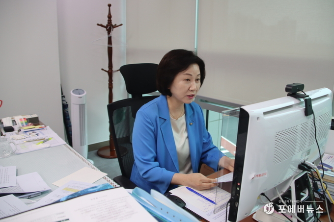 더불어민주당 경기 화성(갑) 송옥주 국회의원(국회 여성가족위원장)은 온라인 줌 회의와 유튜브 생중계(송옥주 TV)를 진행하고 있다.