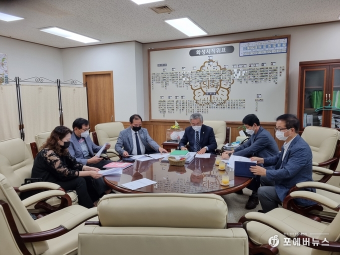 -회성시의회 이창현 부의장이 화성시관광협의회와 정담회를 진행하고 고 있다.