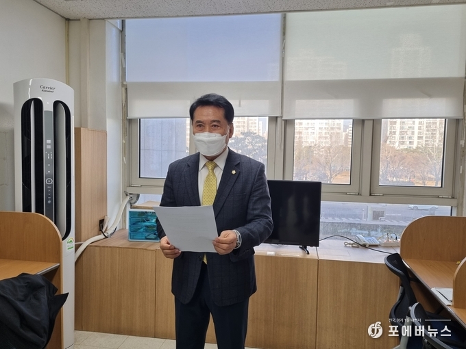 안양시의회 음경택 의원(국민의힘, 도시건설위원회)이 4일 안양시청 브리핑룸에서 박달스마트밸리 우선협상대상자 선정을 두고 원점에서 재검토를 촉구하는 기자회견을 진행하고 있다.