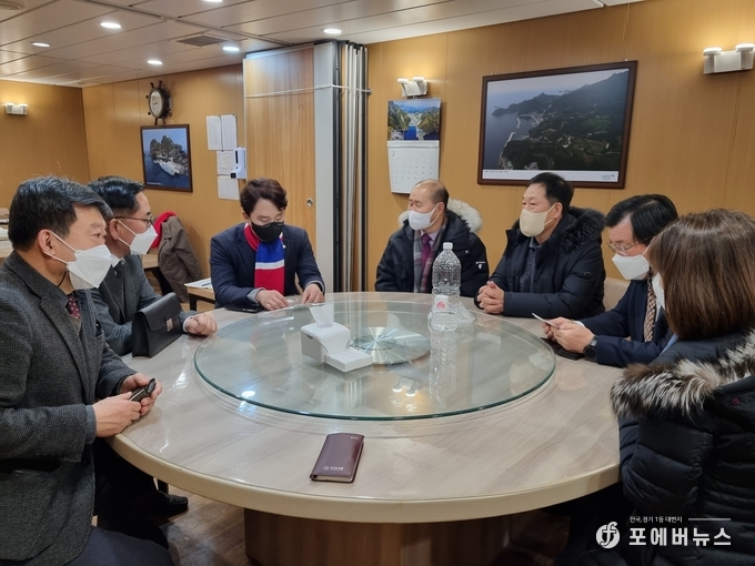 ‘2월 7일’ 울릉쿠르즈 선상에서 김병욱 포항시 국회의원이 남진석 글로벌선진학교 이사장에게 포항경제자유구역에 글로벌선진학교 유치를 제안하고 있다. (사진=김경순)