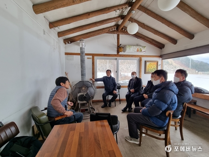 남진석 글로벌선진학교 이사장과 관계자들이 최영근 라페루즈 리조트 회장과 울릉도 교육의 희소성 투자에 관한 정담회를 진행하고 있다. (사진=김경순)