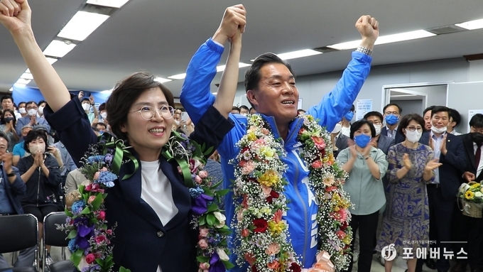 이재준 수원시장 당선인이 2일 선거 캠프에서 당선이 확정된 후 환호하고 있다.