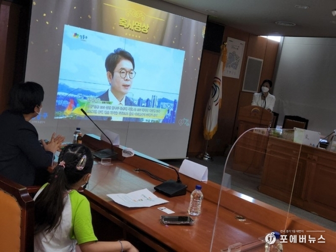 정원오 구청장이 영상을 통해 축사를 진행하고 있다.