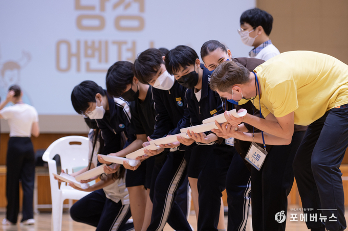 군포 당정중학교 학생들이 긴장감 넘치는 레크레이션을 진행하고 있다.