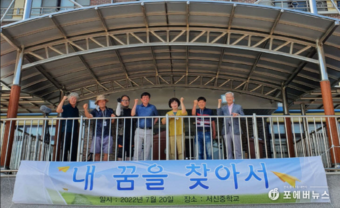 화성시지부 우호태 지부장(화성시 초대시장)과 한국영화인협회관계자, 서신면 주민자치위원장, 서신중학교 김향화 교장선생님이 촬영을 마치고 이를 기념하고 있다. (사진=김경순)