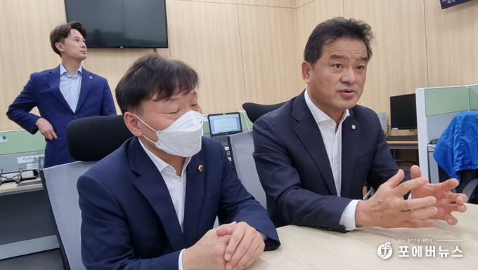 임종성 더불어민주당 경기도당 위원장이 29일 도의회 기자실을 방문해 김동연 도지사 접견 백브리핑을 진행하고 있다. (사진=김경순)