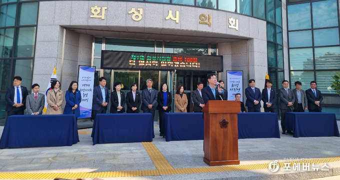 정명근 화성시장이 제9대 화성시의회 출범 100일을 맞은 사진전에서 축사를 진행하고 있다. (사진=김경순)