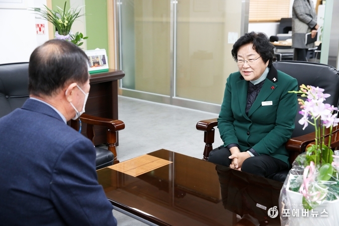 김경희 이천시장이 '이천시 노인종합복지관'에 방문해 대한노인 회장과 신년 인사 대화를 나누고 있다.