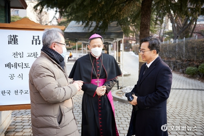  김동연 경기도지사가 유경촌 티모테오 주교와 대화를 나누고 있다.
