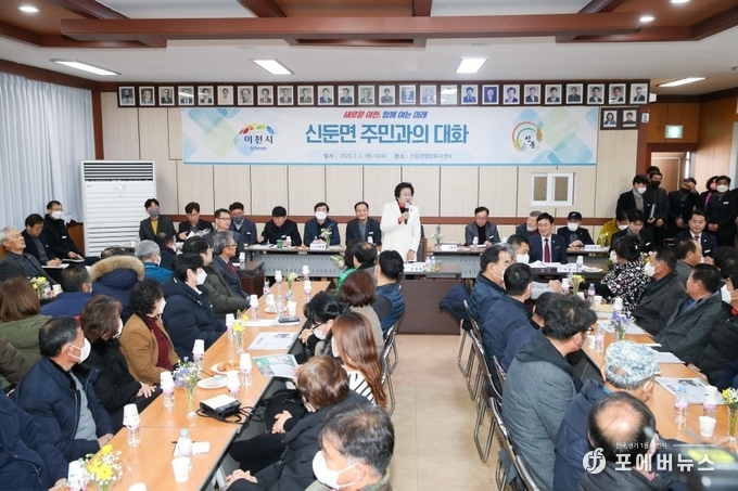 김경희 이천시장이 신두면 주민들과 대화를 나누고 있다.