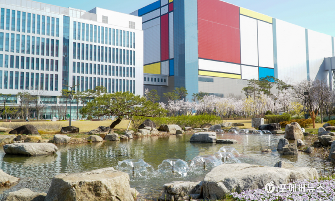 삼성전자 평택사업장 내부에 조성된 연못 모습.