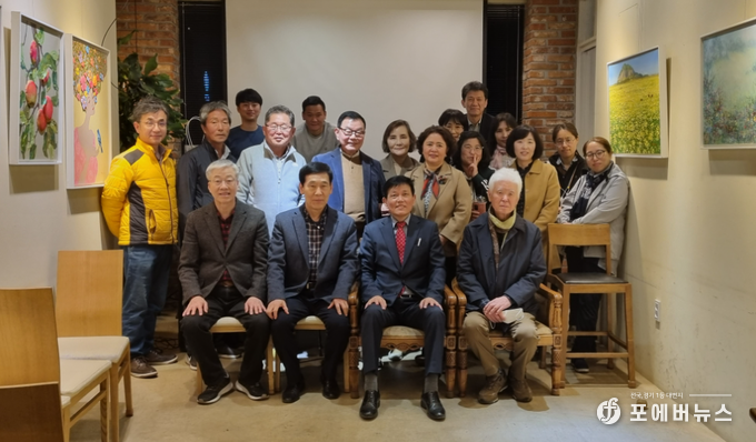 우호태 영화감독과 함께 자리한 사람들이 강연을 마친 후 이를 기념하고 있다. (사진=김경순)