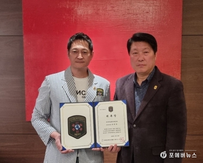 SG스페이스골드 심원일 총재 (좌측)가 국제청년환경연합회 김석훈 총재로 부터 ‘국제명예총재’ 위촉장을 수여후 이를 기념하고 있다.