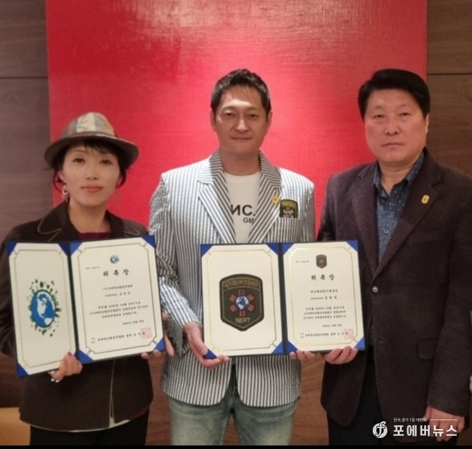 환경연합방송 김경희 대표(좌측), SG스페이스골드 심원일 총재가 국제청년환경연합회 김석훈 총재로 부터 위촉장을 받은 후 이를 기념하고 있다.