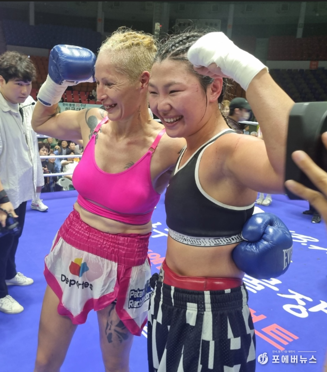 시합을 마친 양선수(최현미 WBA 슈퍼페더급챔피언, 마리아에레나마더나 ,WBO세게챔피언)가 승리와 관계없이 우정을 과시하고 있다.(사진=김경순 기자)
