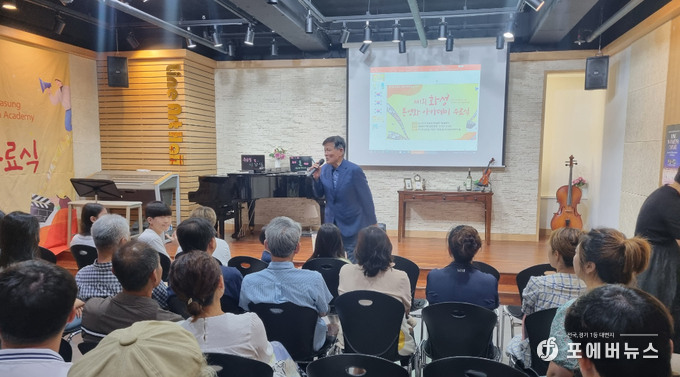 사)한국영화인총연합회 경기도 화성시지부 우호태 지부장이 제1회 화성폰영화아카데미 수료식 축사를 진행하고 있다. (사진=김경순 기자)