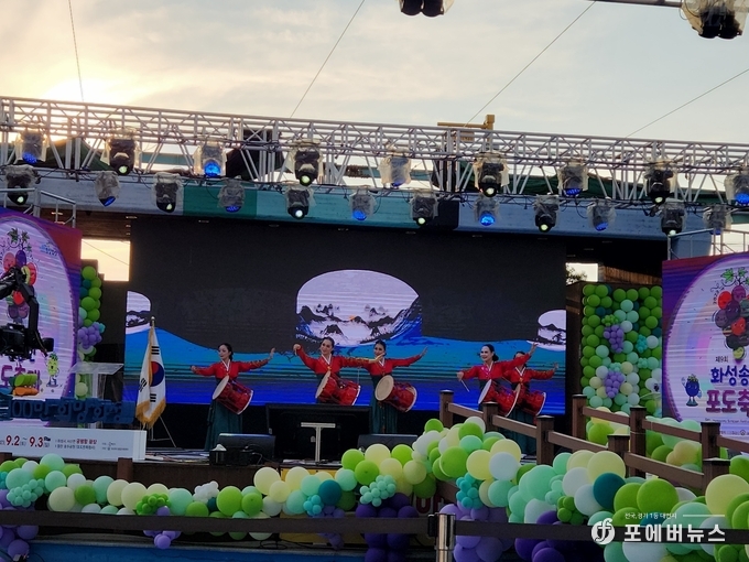 2일 오후 6시에 열린 제9회 화성송산포도축제 사전 행사가 진행되고 있다. (사진=김경순)