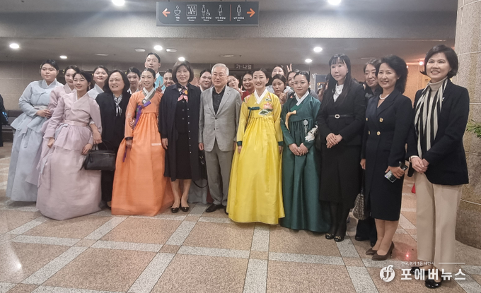 서울 국립국악원 예약당 로비에서 '제26회 수원대학교 음악대학 국악과 정기연주회'를 마친 교수와 학생들이 기념촬영을 진행하고 있다. (사진=김경순)