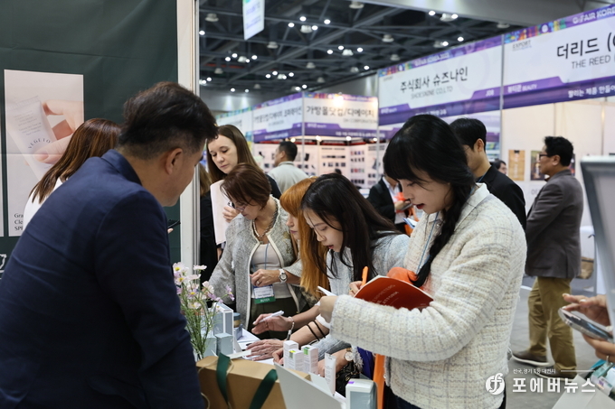 ‘지페어 코리아 2023(G-FAIR KOREA 2023)’ 에서 구매상담을 진행하고 있다.