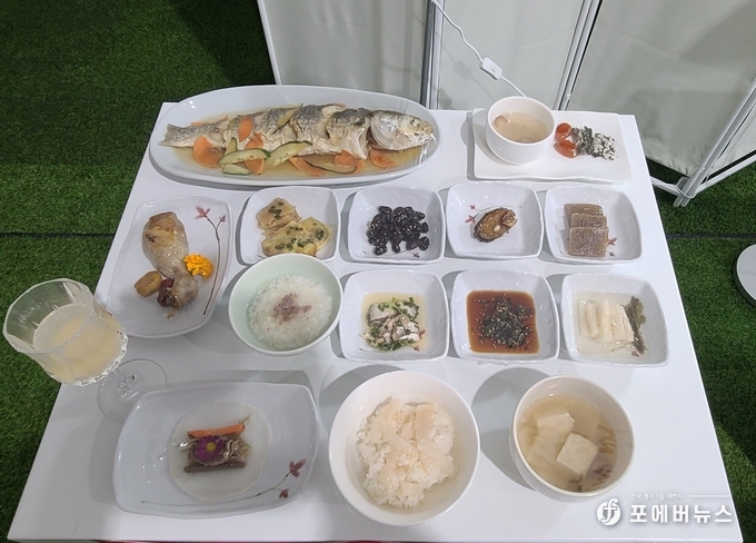 이순신 밥상의 모습. 현대의 탕수육과 비견되는 탕수 숭어가 눈에 띈다