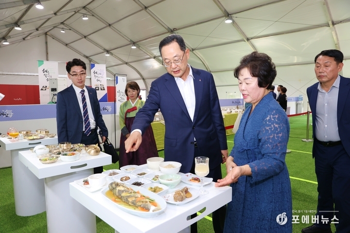 명현관 군수의 군정 운영철학이 이번 미남축제 성공을 계기로 주목을 받고 있다. 명 군수는 3일 직접 주제관을 방문, 이순신 밥상에 대해 설명을 들은 뒤 지대한 관심을 표명했다. /해남군 제공