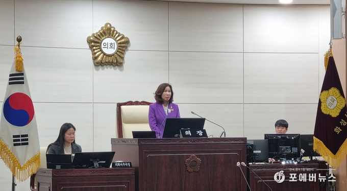 김경희 의장이 소관 상임위원회에 회부된 총 24건의 안건을 설명하고 있다. (사진=김경순)