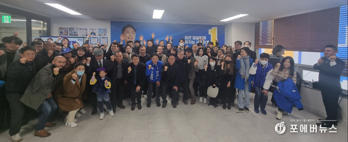 진석범 예비후보(화성시을, 더불어민주당)가 4일 본격 총선 돌입을 알리며 선거사무소 개소식을 진행후 이를 기념하고 있다. (사진=김경순)