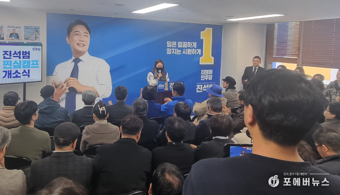 동탄의 권리당원 B씨가 진석범 예비후보를 지지하며 지역현안 해결을 호소하고 있다. (사진=김경순)