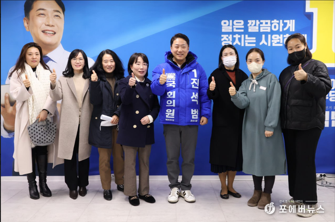 화성시을 진석범 예비후보(더불어민주당)가 청소년들의 권익향상을 위해 학교 밖 청소년 부모연대와 정담회를 진행후 이를 기념하고 있다.