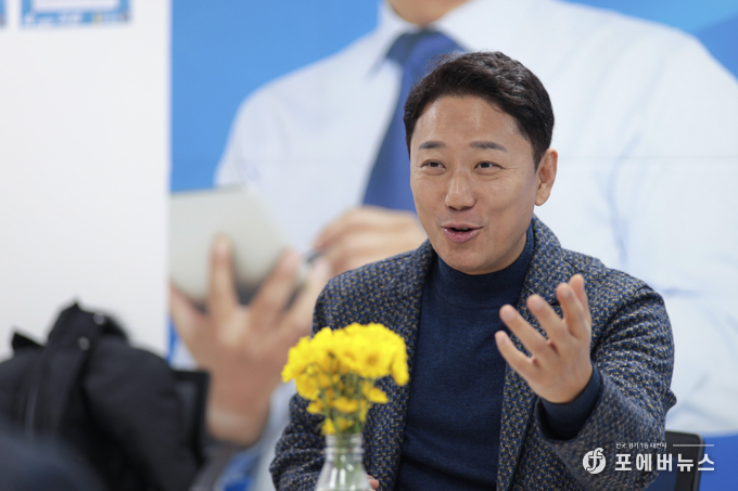 진석범 화성을 예비후보(더불어민주당)가 7일 동탄에 위치한 선거사무소에서 동탄을 문화와 첨단 기술이 어우러진 미래 지향적 도시로 탈바꿈시킬 포부를 담은 대표공약을 발표하고 있다. 