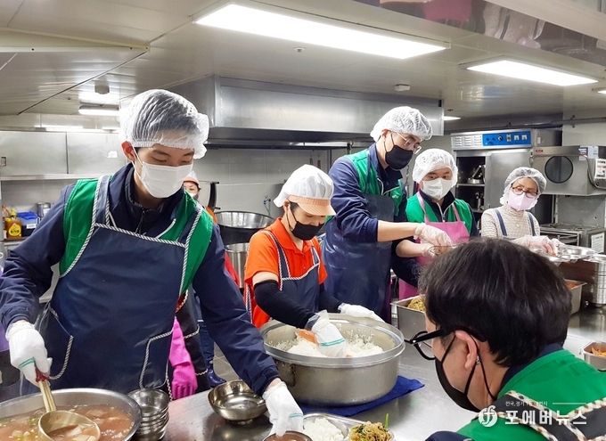삼천리 임직원들이 지역사회의 사회복지시설을 찾아 `자원봉사활동`을 전개하고 있다