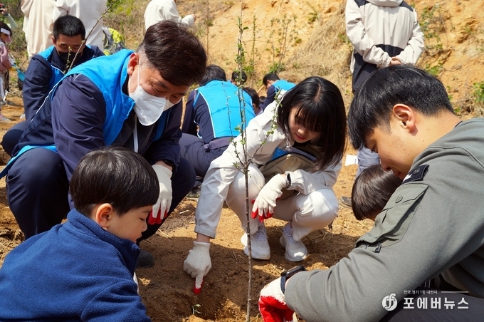 삼천리가 자연환경 보존을 위한 친환경 캠페인 `Clean Day` 다채로운 환경친화 봉사활동으로 인천의 청량산에 나무를 심어 풍성한 산림을 가꾸고 있다.