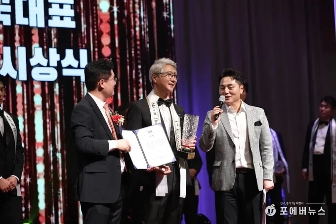 맨오브더맨 시니어 부문 1위 이건주 모델이 수상을 기념하고 있다.