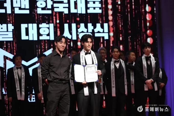 맨오브더맨 베스트 드레스상 박종묵 모델이 수상을 기념하고 있다.