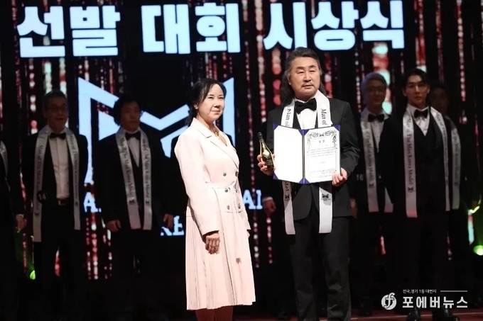 맨오브더맨 포토제닉상 김진환 모델이 수상을 기념하고 있다.