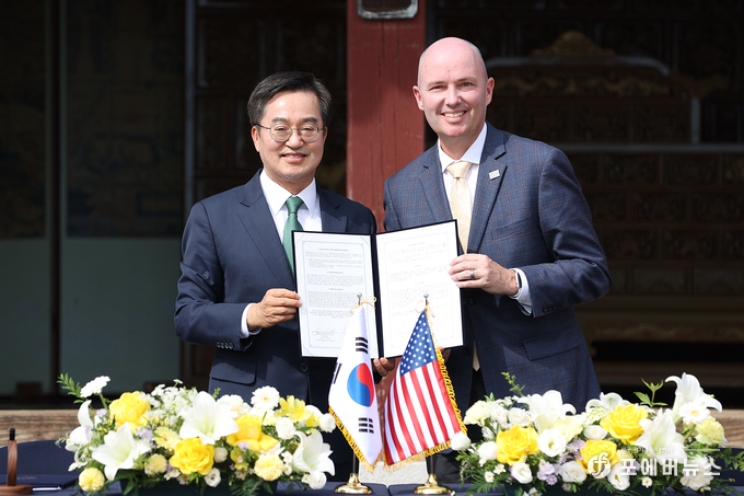 화성행궁 유여택에서 김동연 경기도지사와 스펜서 콕스 주지사가 '경기도-유타주' 실행계획서(액션플랜) 서명을 기념하고 있다.