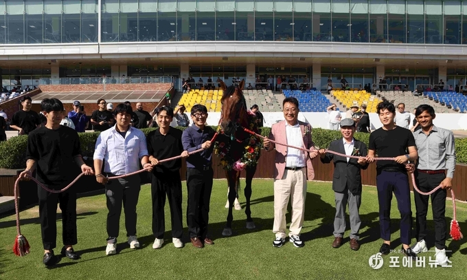 위너스맨 은퇴행사 기념촬영 모습(오른쪽에서부터 네 번째 이경희 마주, 세 번째 최기홍 조교사)
