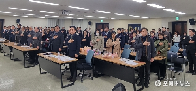 안양시의정회가 26일 제1회 안양시의정대상 수상식에서 국기에 대한 맹세를 다짐하고 있다. (사진=김경순)