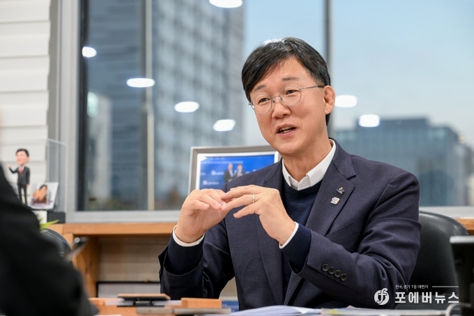 이민근 안산시장이 신년 브리핑을 진행하고 있다.