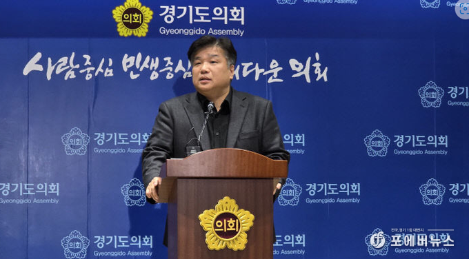 경기도의회 운영위원회 양우식 위원장이 4일 도의회 브리핑룸에서 언론 홍보비에 따른 입장표명을 발표하고 있다.(사진=김경순)