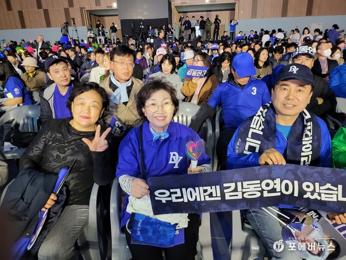 김동연 후부의 아내 정우영 여사와 지지자들.(사진=김경순)